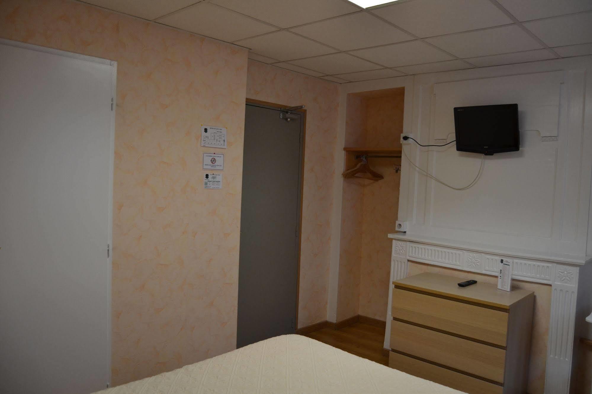 Hotel Du Lion Vert Luxeuil-les-Bains Buitenkant foto