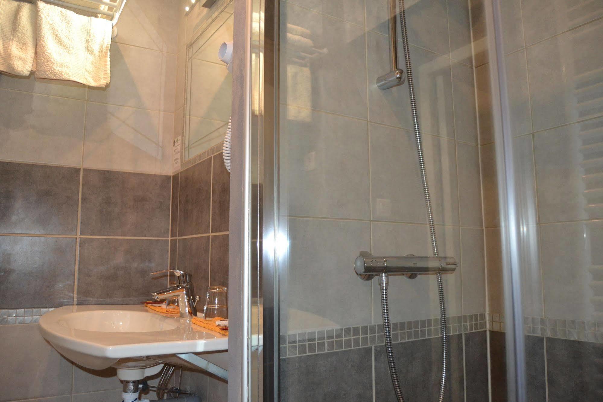 Hotel Du Lion Vert Luxeuil-les-Bains Buitenkant foto