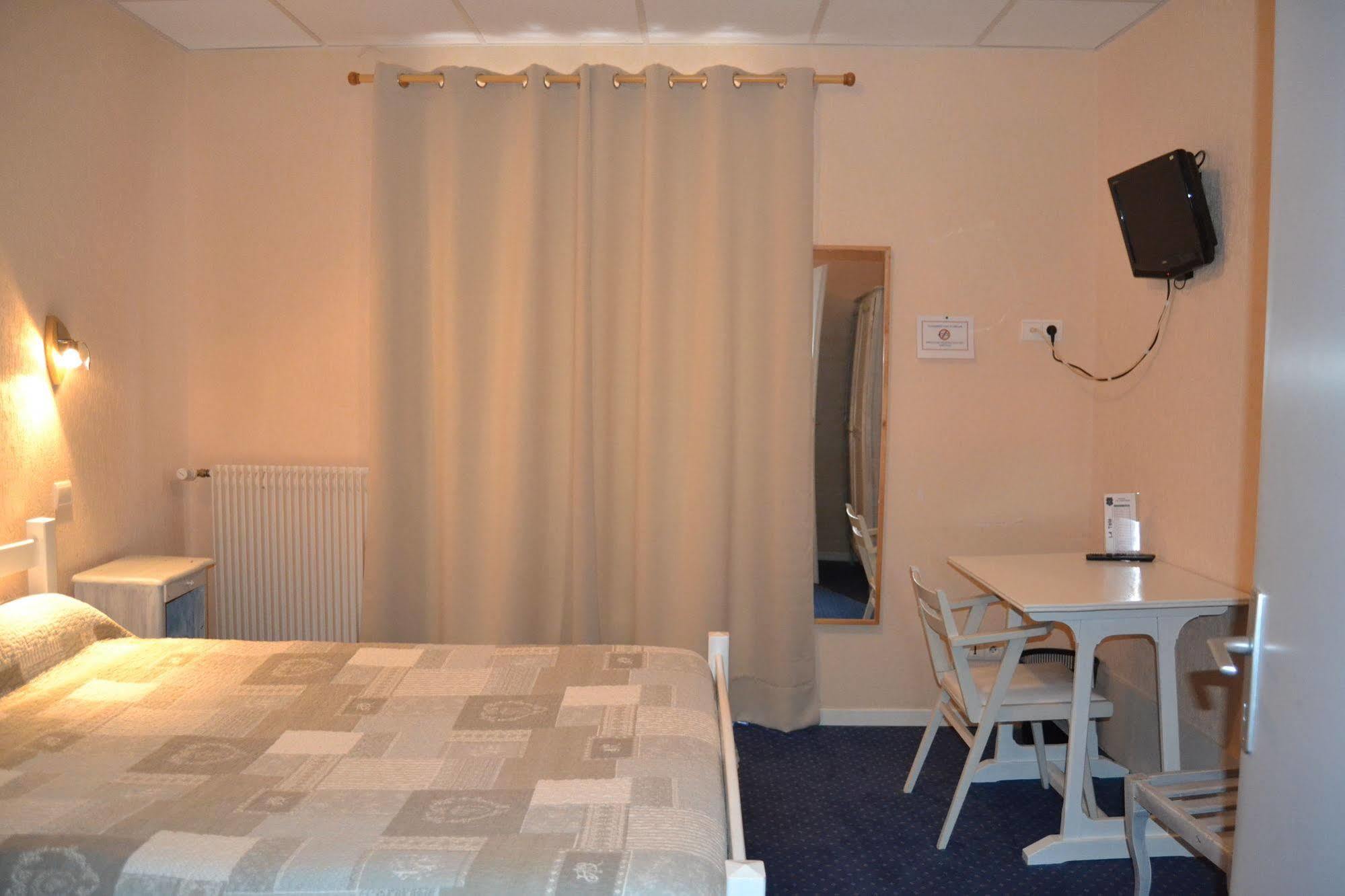 Hotel Du Lion Vert Luxeuil-les-Bains Buitenkant foto